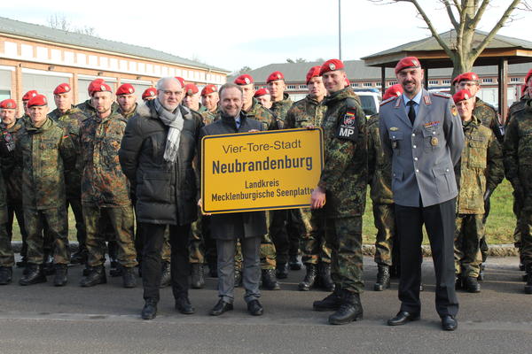 Oberb�rgermeister Silvio Witt und der stellvertretende Oberb�rgermeister Peter Modemann �bergeben ein Ortseingangsschild an Major Markus Breitling, Kompaniechef 5./ Feldj�gerregiment 1.