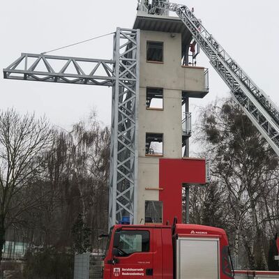 Feuerwehr weiht Übungsturm und Fahrzeughalle ein (3)