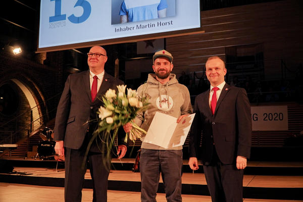 Oberbürgermeister Silvio Witt und Stadtpräsident Dieter Stegemann gratulieren Martin Horst zum Unternehmen des Jahres