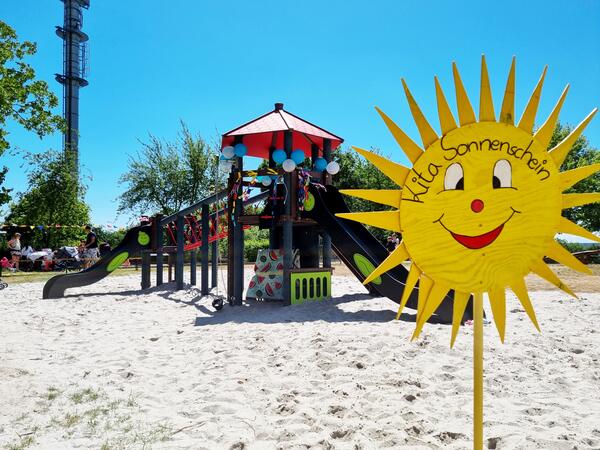 Zwei Rutschen, eine Balancierstrecke und einen Kletterturm hat das neue Spielger&auml;t.