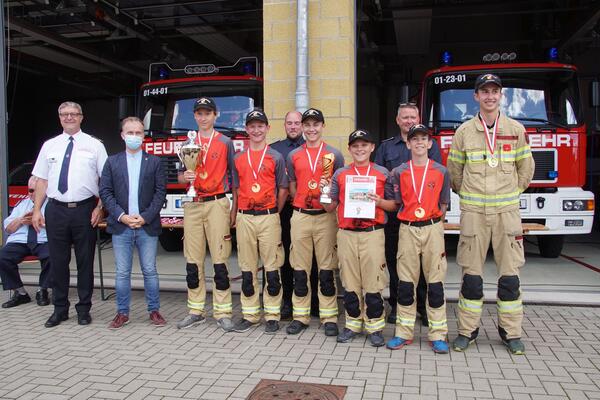      Die Siegermannschaft aus Kitzbühel mit dem Leiter der Feuerwehr der Vier-Tore-Stadt Neubrandenburg Brandoberrat Frank Bühring und Oberbürgermeister Silvio Witt.                          