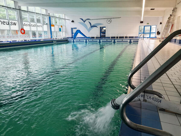 Das Becken der neu.sw Schwimmhalle ist pünktlich zum Schulstart wieder mit Wasser gefüllt.
