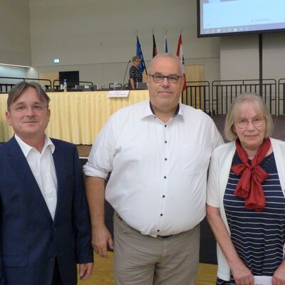 Das neue Präsidium der Stadtvertretung setzt sich demnach aus Stadtpräsident Jan Kuhnert und dessen Stellvertreter Prof. Dr. Roman F. Oppermann sowie Stellvertreterin Renate Klopsch zusammen.
