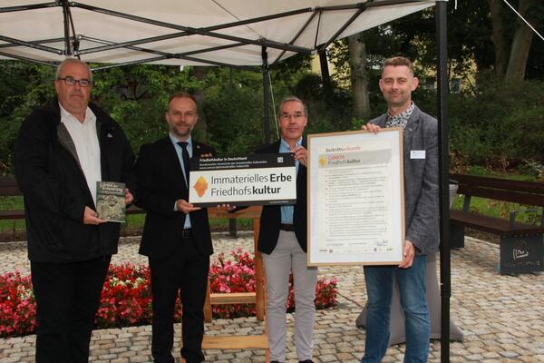 Vier-Tore-Stadt Neubrandenburg bekennt sich zur Charta Friedhofskultur