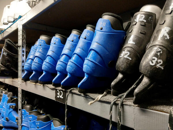 Die Schlittschuhe bleiben in diesem Jahr im Depot, die Eislaufsaison f&auml;llt aus. Foto: Neubrandenburger Stadtwerke