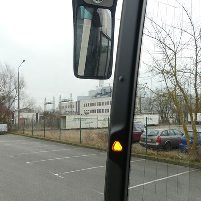 Rechts vom Fahrer in Sichth�he signalisiert das gelbe Warndreieck dem Fahrer, dass sich ein Mensch oder ein Hindernis im toten Winkel befindet.