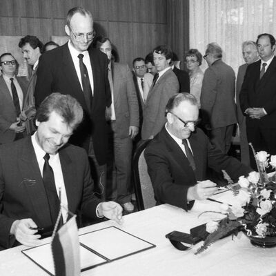 23. November 1987: Unterzeichnung Städtepartnerschaftsvertrag in Flensburg