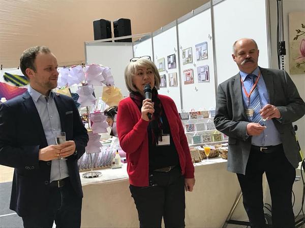 Oberbürgermeister Silvio Witt, Geschäftsführerin der VZN GmbH Barbara Schimberg und Messeleiter Werner Hasart haben vorhin "Hobby Kreativ" in der Stadthalle eröffnet.