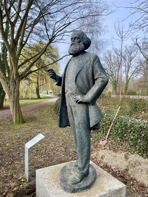 Marx-Statue am Neubrandenburger Schwanenteich