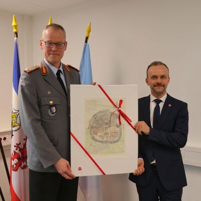 Oberst Christian Nawrat und Oberbrgermeister Silvio Witt - Erneuerung der Kooperationsvereinbahrung mit der Bundeswehr