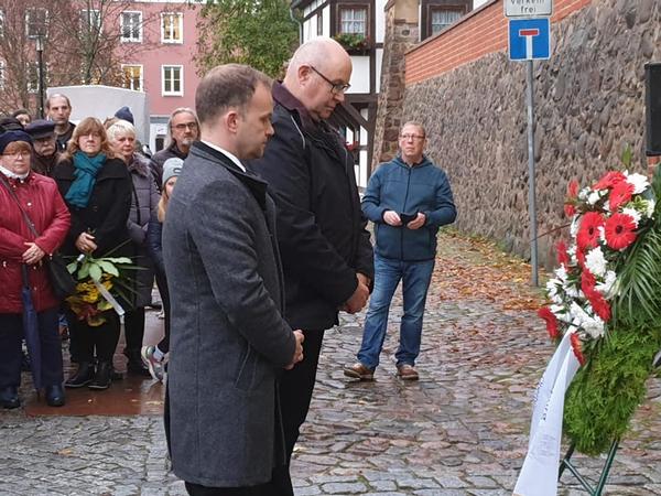 Oberbürgermeister Silvio Witt und Stadtpräsident Dieter Stegemann legten am Neuen Tor einen Kranz nieder.