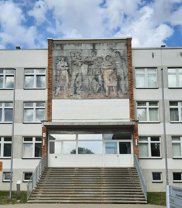 Wandreliefs in der Tollensekaserne