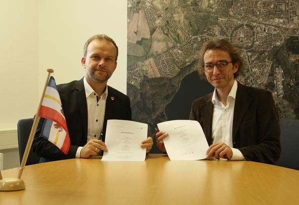 Oberbürgermeister Silvio Witt und Rektor Prof. Gerd Teschke haben heute eine Kooperationsvereinbarung unterzeichnet.