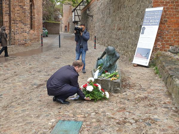 Gedenken der weiblichen Opfer nationalsozialistischer Zwangsarbeit in Neubrandenburg