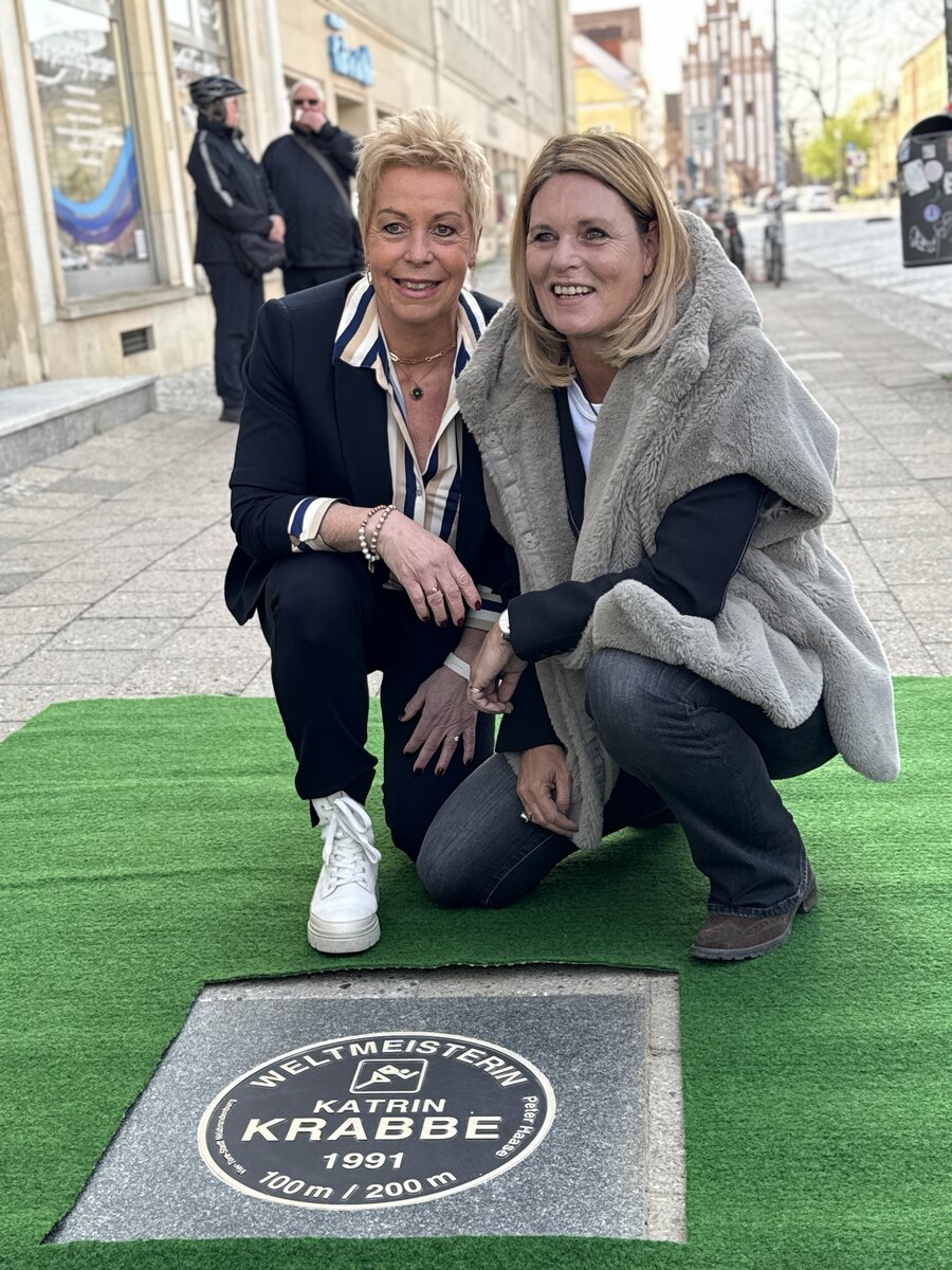 Katrin Krabbe und Grit Breuer-Springstein auf dem Neubrandenburger Walk of Sport geehrt