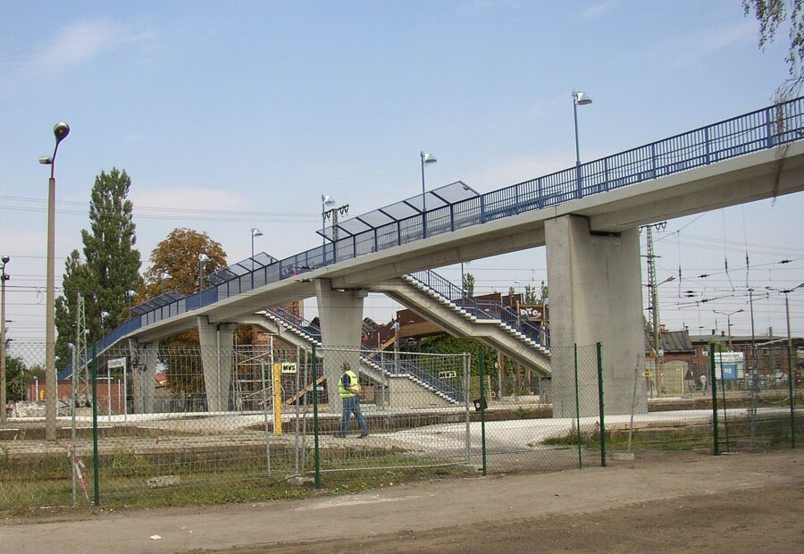 Fu&szlig;g&auml;ngerbr&uuml;cke am Bahnhof