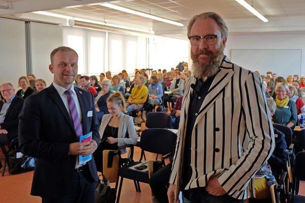 Oberbürgermeister Silvio Witt und Architekt Aat Vos (Referent) mit Bibliothekarinnen