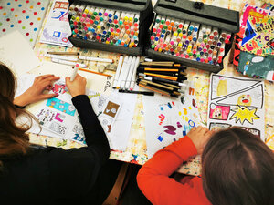 Kinder malen in der Kunstschule