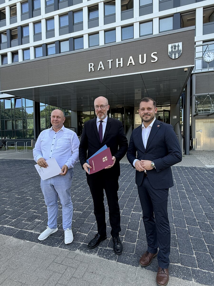 &Uuml;bergabe F&ouml;rdermittelbescheid Sirenen (Arne Kr&ouml;ger, Minister Christian Pegel, Nico Klose