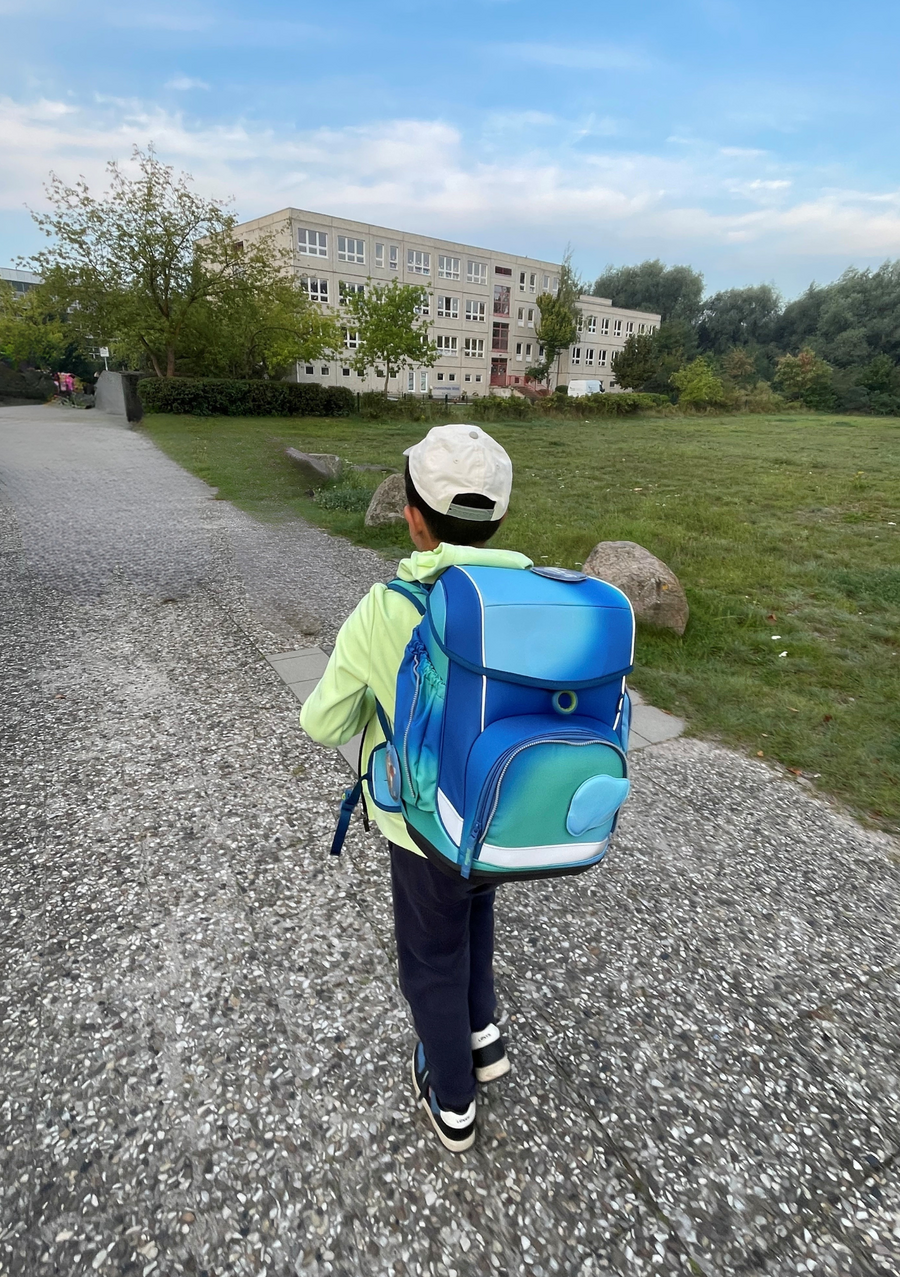 Ein Kind auf dem Weg zur Schule.