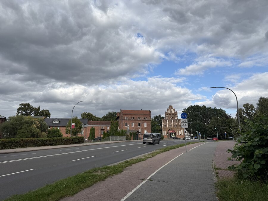 Rostocker Stra&szlig;e in der Vier-Tore-Stadt Neubrandenburg