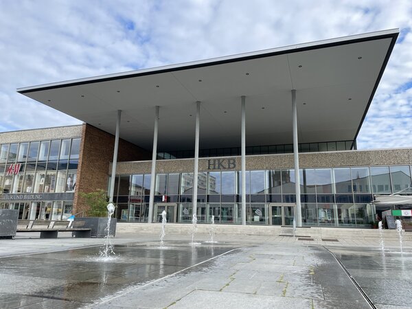 Ein Bild des Neubrandenburger Marktplatzes mit eingeschalteten Springbrunnen.