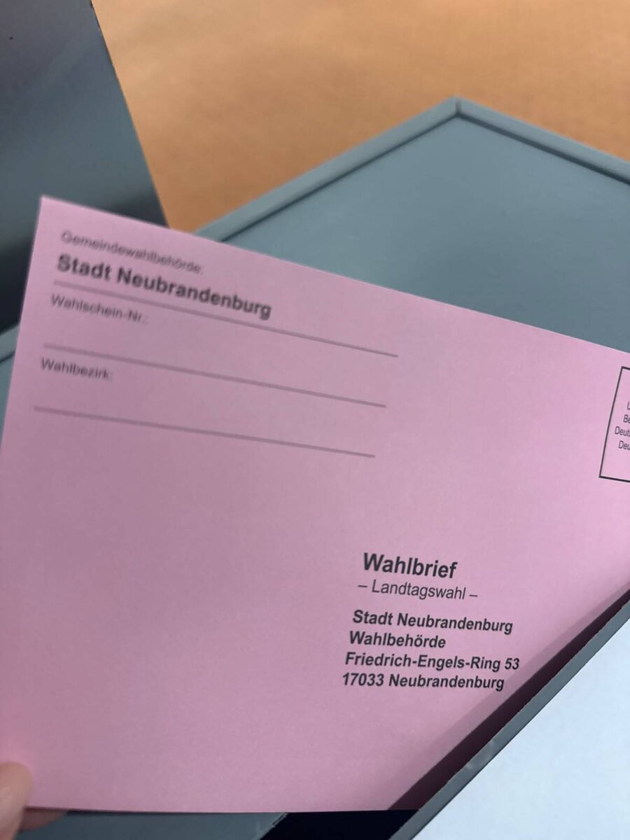 Ein Wahlbrief in der Wahlurne.