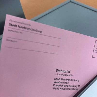 Ein Wahlbrief in der Wahlurne.