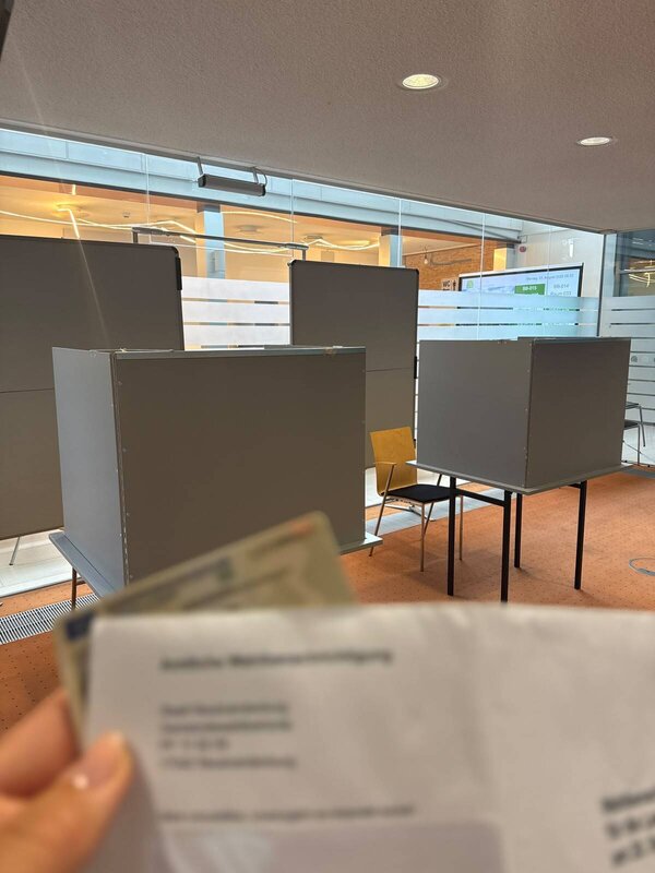 Zwei Wahlkabinen im Wahllokal