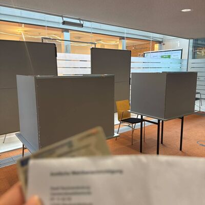 Zwei Wahlkabinen im Wahllokal