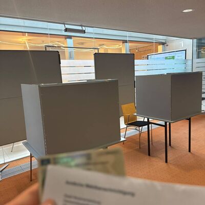Zwei Wahlkabinen im Wahllokal