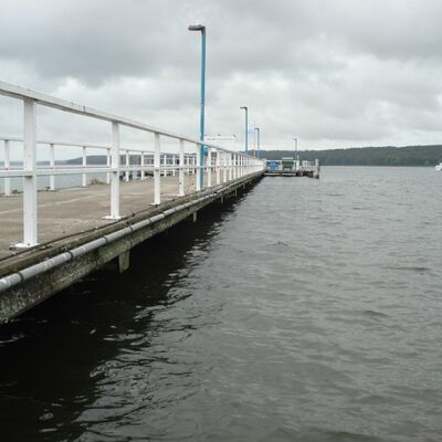 Eine Aufnahme des Badehausstegs des Neubrandenburger Tollensesees.