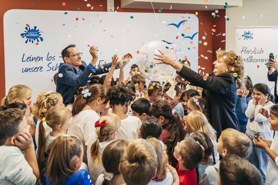 Schulleiterin Anke Kamps & stellv. Schulleiter Thomas Weber "taufen" gemeinsam mit den Kindern das neue Schiff.