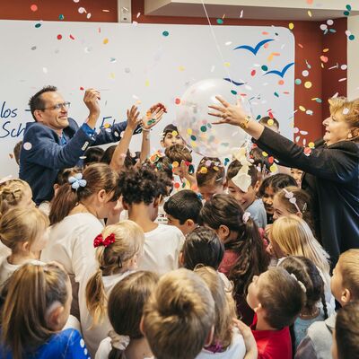 Schulleiterin Anke Kamps & stellv. Schulleiter Thomas Weber "taufen" gemeinsam mit den Kindern das neue Schiff.