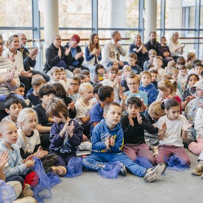 Kinder auf der Er�ffnungsfeier der Grundschule Datzeberg