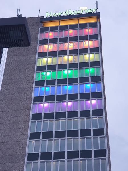 HKB-Turm in den Regenbogenfarben